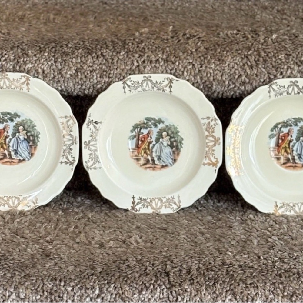 Cream Decorative Porcelain Dessert Plates with Gold Trim (Se